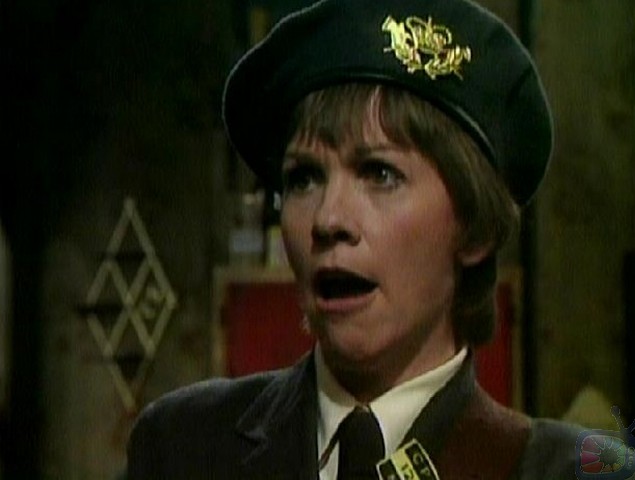 Helen Fraser as Gwen